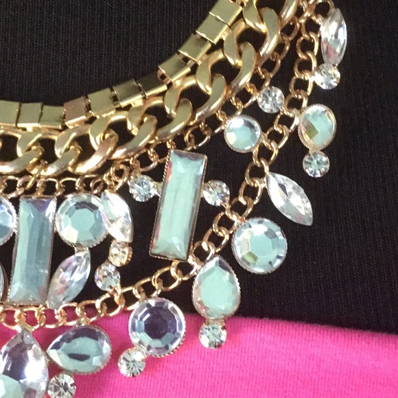 💖💎 Clear Rhinestone & Gold colored Bib Statement Necklace  🌸GUC🌸  💎💖 - Picture 9 of 16